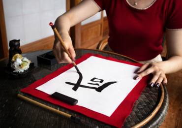 japanese-women-writing-with-a-paint-brush
